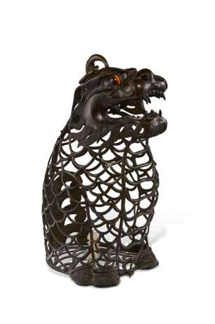 A LARGE BRONZE RETICULATED BEAST-FORM LANTERN - фото 1
