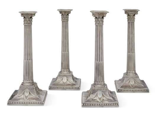 A SET OF FOUR GEORGE III SILVER CANDLESTICKS - Foto 1