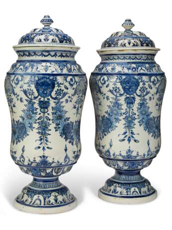 A LARGE PAIR OF FRENCH FAIENCE BLUE AND WHITE JARS AND COVERS - фото 1