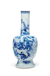 AN UNUSUAL SMALL CHINESE PORCELAIN BLUE AND WHITE VASE