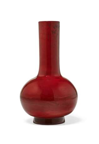 A CHINESE `REALGAR` GLASS BOTTLE VASE - фото 1