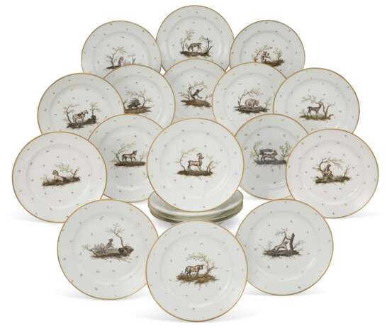 A SET OF NINETEEN PARIS (LOCRE) PORCELAIN PLATES - Foto 1