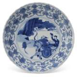 A CHINESE EXPORT PORCELAIN BLUE AND WHITE MOLDED DISH - Foto 1