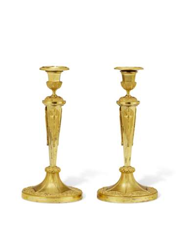 A PAIR OF EMPIRE ORMOLU CANDLESTICKS - фото 1