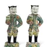 A PAIR OF CHINESE EXPORT PORCELAIN FAMILLE VERTE FIGURAL CANDLESTICKS - фото 1