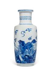 A LARGE CHINESE PORCELAIN BLUE AND WHITE ROULEAU VASE