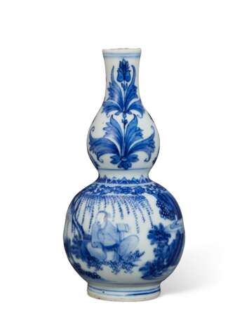 A SMALL CHINESE PORCELAIN BLUE AND WHITE DOUBLE-GOURD VASE - фото 1