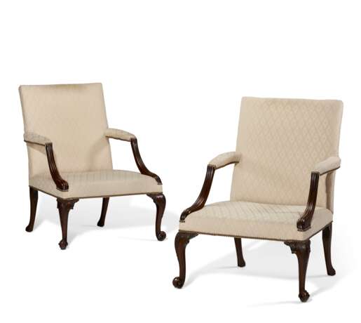 A PAIR OF GEORGE II MAHOGANY LIBRARY ARMCHAIRS - фото 1