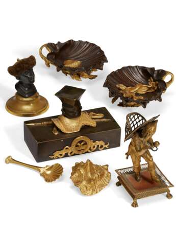 A GROUP OF ORMOLU AND PATINATED BRONZE DESK ACCESSORIES - Foto 1