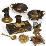 A GROUP OF ORMOLU AND PATINATED BRONZE DESK ACCESSORIES - Foto 1
