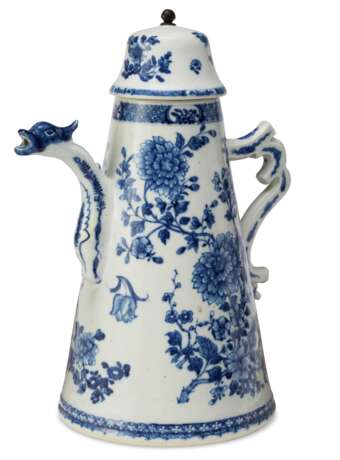 A CHINESE EXPORT PORCELAIN BLUE AND WHITE LARGE COFFEE-POT AND COVER - photo 1