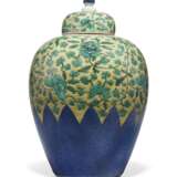 A CHINESE FAMILLE JAUNE AND POWDER-BLUE JAR AND COVER - Foto 1