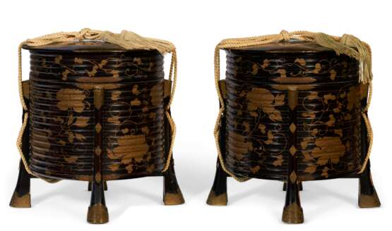 A PAIR OF JAPANESE GILT AND BROWN LACQUER HOKAI (FOOD CONTAINER) - фото 1