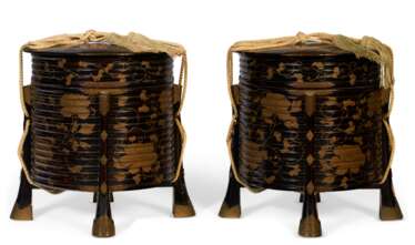 A PAIR OF JAPANESE GILT AND BROWN LACQUER HOKAI (FOOD CONTAINER)