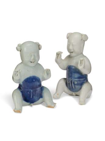 A PAIR OF CHINESE EXPORT PORCELAIN BLUE AND WHITE `NANKING CARGO` FIGURES OF LAUGHING BOYS - фото 1