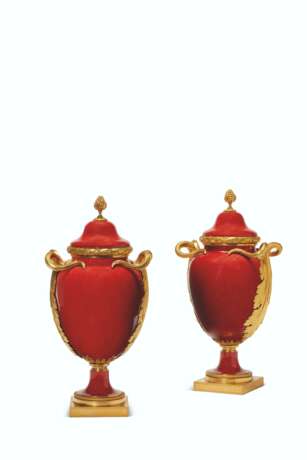 PAIRE DE VASES MONTES D`EPOQUE LOUIS XVI - фото 1