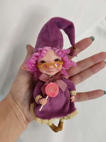 Авторская кукла Гномка Пинки Textiles Couture Art contemporain Fantasy Biélorussie 2022 - photo 3