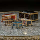 A GROUP OF FIVE GILT-BRASS-MOUNTED AGATE BOXES - Foto 1