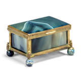 A GROUP OF FIVE GILT-BRASS-MOUNTED AGATE BOXES - Foto 6