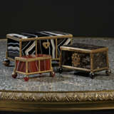 A GROUP OF THREE GERMAN GILT-BRASS-MOUNTED AGATE BOXES - Foto 1