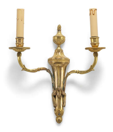 A PAIR OF ORMOLU THREE-BRANCH WALL-LIGHTS AND A SET OF FOUR TWIN-BRANCH WALL-LIGHTS - Foto 3