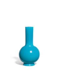  A CHINESE OPAQUE BLUE BOTTLE VASE 