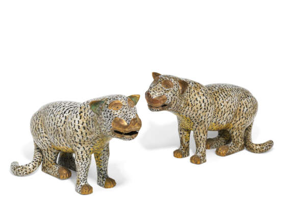 A PAIR OF LARGE CHINESE CLOISONNE ENAMEL AND GILT COPPER FIGURES OF LEOPARDS - Foto 1