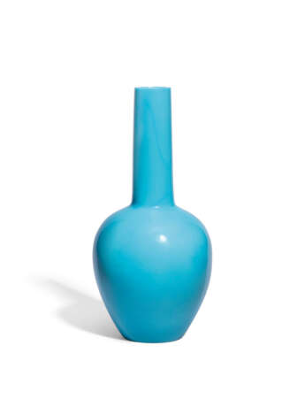 A CHINESE OPAQUE TURQUOISE-BLUE GLASS BOTTLE VASE - photo 1