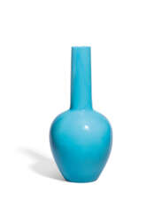 A CHINESE OPAQUE TURQUOISE-BLUE GLASS BOTTLE VASE