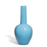 A CHINESE OPAQUE TURQUOISE-BLUE GLASS BOTTLE VASE - фото 1