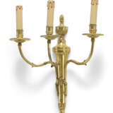 A PAIR OF ORMOLU THREE-BRANCH WALL-LIGHTS AND A SET OF FOUR TWIN-BRANCH WALL-LIGHTS - Foto 6