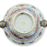 A LOUIS XV SILVER-MOUNTED JAPANESE IMARI BOWL AND A SILVER-GILT MOUNTED INKSTAND - Foto 3