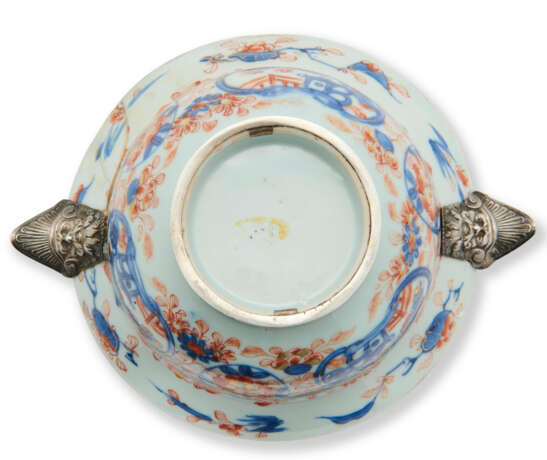 A LOUIS XV SILVER-MOUNTED JAPANESE IMARI BOWL AND A SILVER-GILT MOUNTED INKSTAND - фото 3