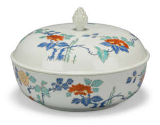 A MEISSEN PORCELAIN KAKIEMON BOWL AND COVER