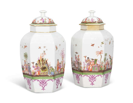 A GARNITURE OF FIVE MEISSEN PORCELAIN HEXAGONAL VASES AND COVERS - Foto 2