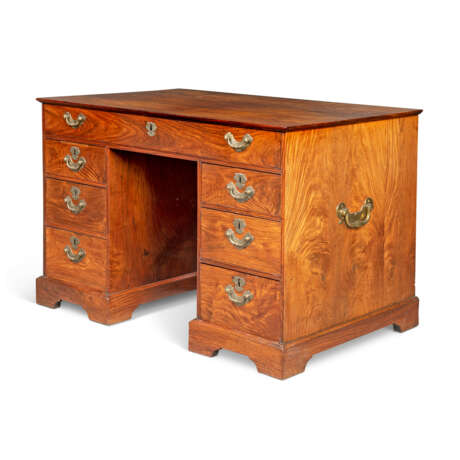 A CHINESE EXPORT PAKTONG AND BRASS-MOUNTED PADOUK AND ROSEWOOD KNEEHOLE DESK - photo 2
