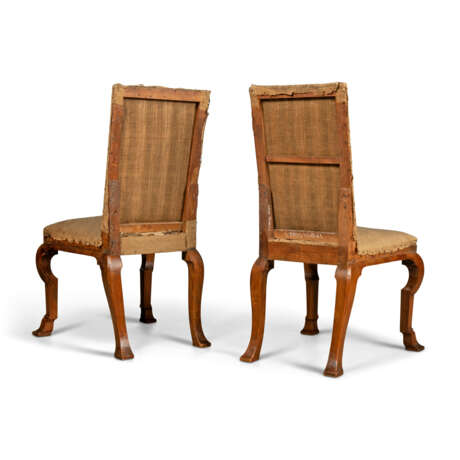 A PAIR OF QUEEN ANNE WALNUT AND MARQUETRY SIDE CHAIRS - photo 2