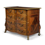 A LATE LOUIS XIV BRASS-MOUNTED ROSEWOOD COMMODE - photo 2