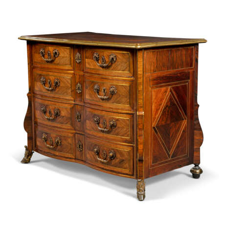A LATE LOUIS XIV BRASS-MOUNTED ROSEWOOD COMMODE - фото 2