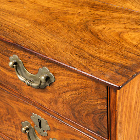 A CHINESE EXPORT PAKTONG AND BRASS-MOUNTED PADOUK AND ROSEWOOD KNEEHOLE DESK - photo 3