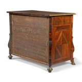 A LATE LOUIS XIV BRASS-MOUNTED ROSEWOOD COMMODE - Foto 4