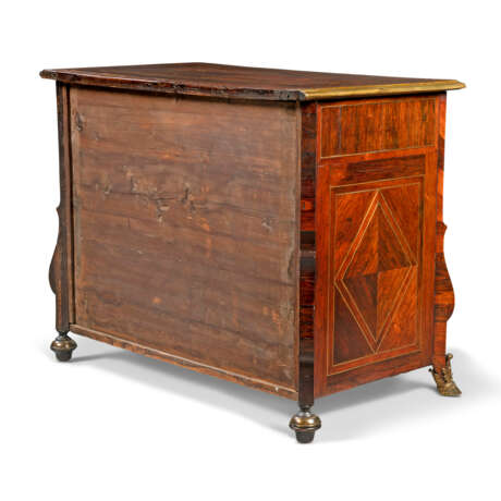 A LATE LOUIS XIV BRASS-MOUNTED ROSEWOOD COMMODE - фото 4