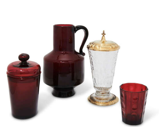 A GROUP OF FOUR GERMAN GLASS VESSELS - фото 1