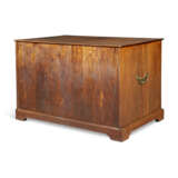 A CHINESE EXPORT PAKTONG AND BRASS-MOUNTED PADOUK AND ROSEWOOD KNEEHOLE DESK - photo 4