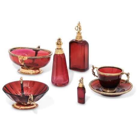 A GROUP OF SIX GERMAN SILVER-GILT AND GILT-METAL MOUNTED RUBY-GLASS VESSELS - Foto 1