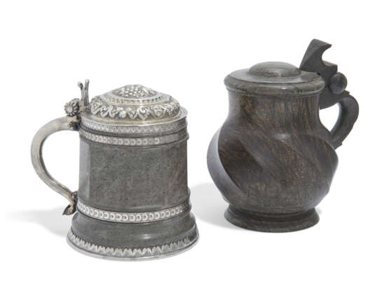 TWO GERMAN SILVER-MOUNTED SERPENTINE TANKARDS - photo 1