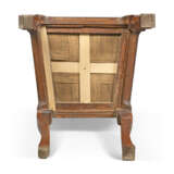 A PAIR OF QUEEN ANNE WALNUT AND MARQUETRY SIDE CHAIRS - Foto 5