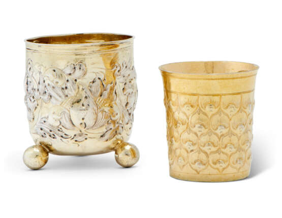 TWO GERMAN SILVER-GILT AND PARCEL-GILT BEAKERS - Foto 2