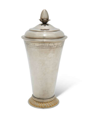 A LATVIAN PARCEL-GILT SILVER BEAKER AND COVER - фото 1