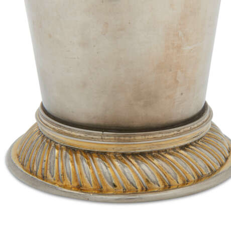 A LATVIAN PARCEL-GILT SILVER BEAKER AND COVER - фото 2
